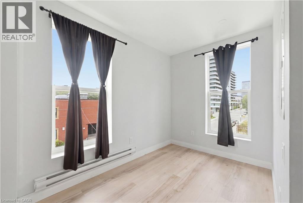 45 Wellington Street N Property Photo 21