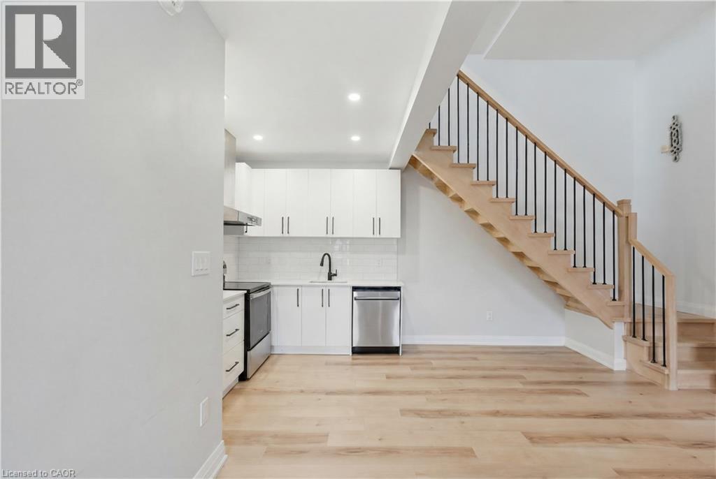 45 Wellington Street N Property Photo 23