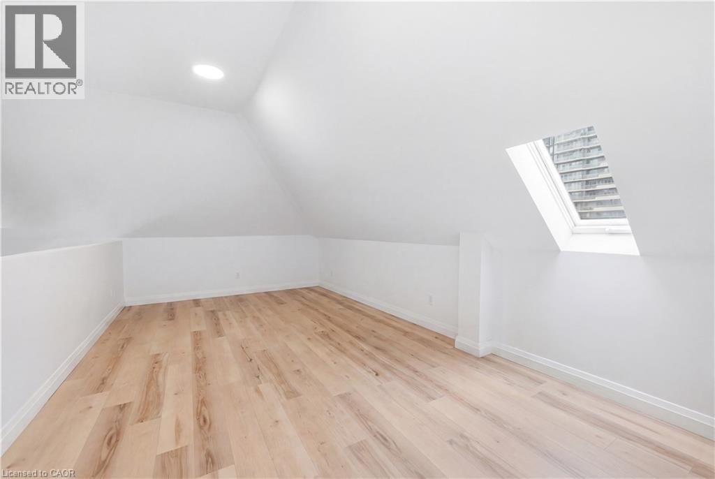 45 Wellington Street N Property Photo 24