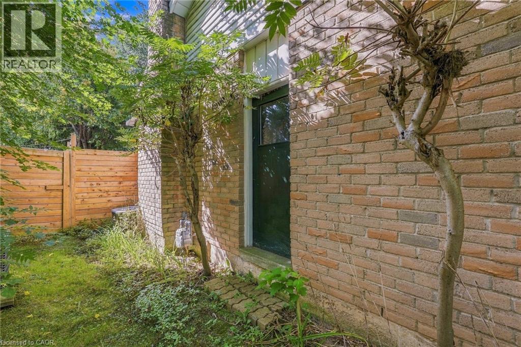 471 Knightsbridge Crescent Property Photo 5