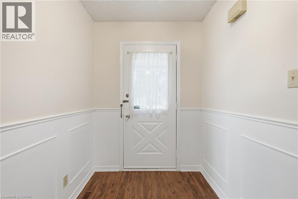 471 Knightsbridge Crescent Property Photo 6