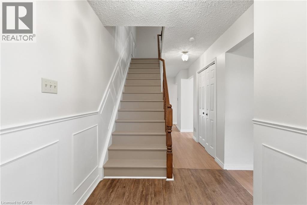 471 Knightsbridge Crescent Property Photo 7