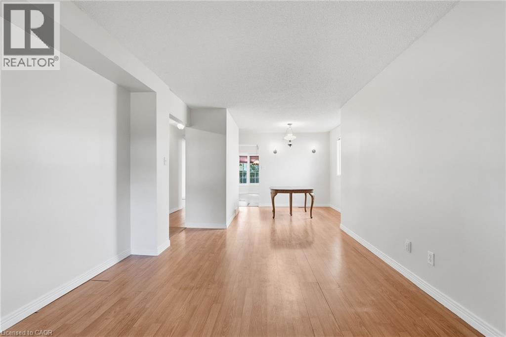 471 Knightsbridge Crescent Property Photo 8