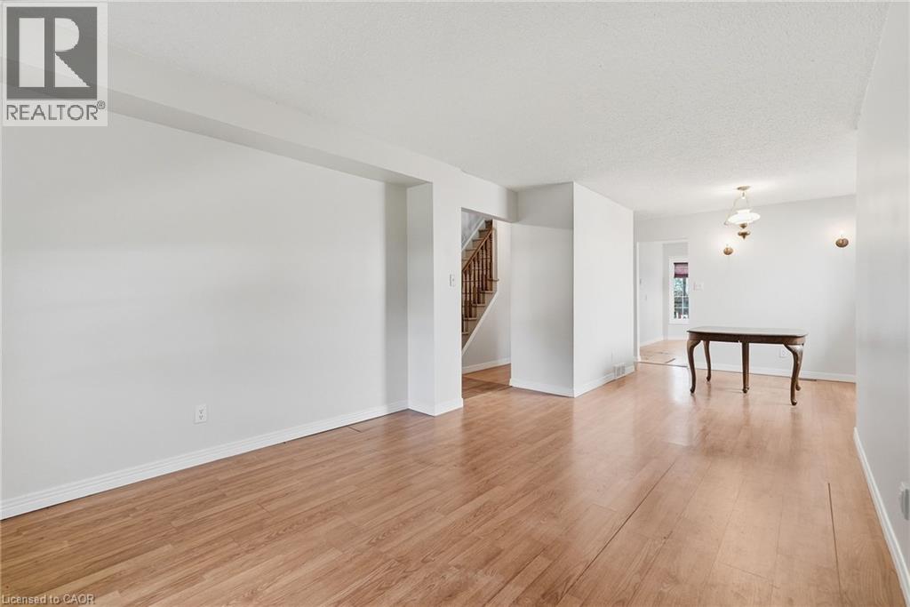 471 Knightsbridge Crescent Property Photo 10