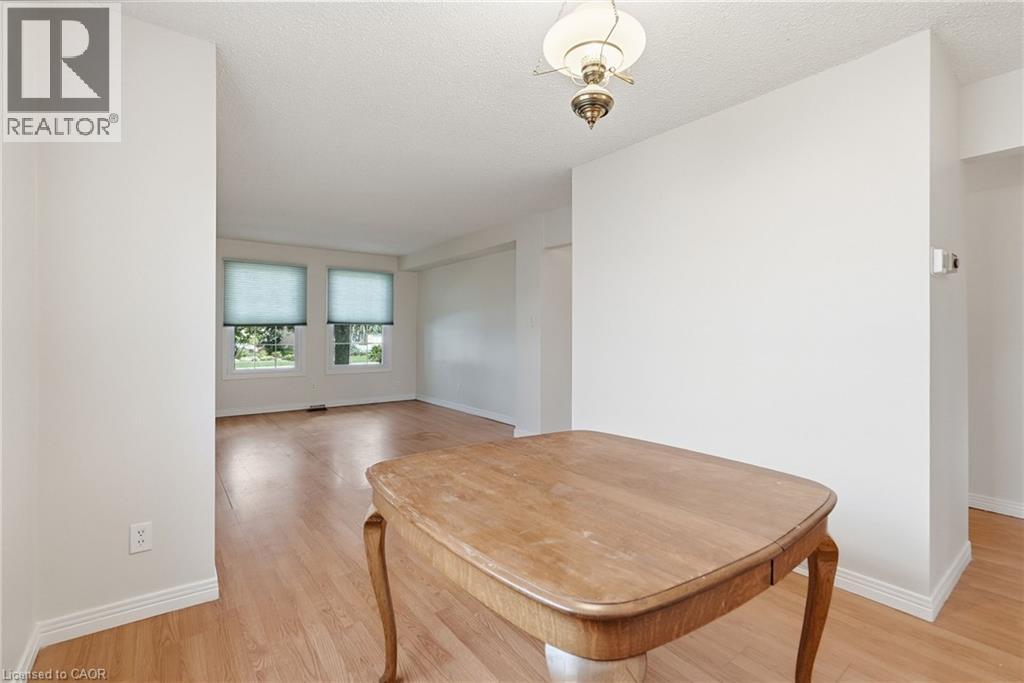471 Knightsbridge Crescent Property Photo 12
