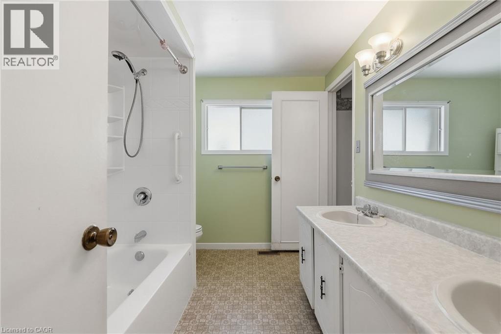471 Knightsbridge Crescent Property Photo 36