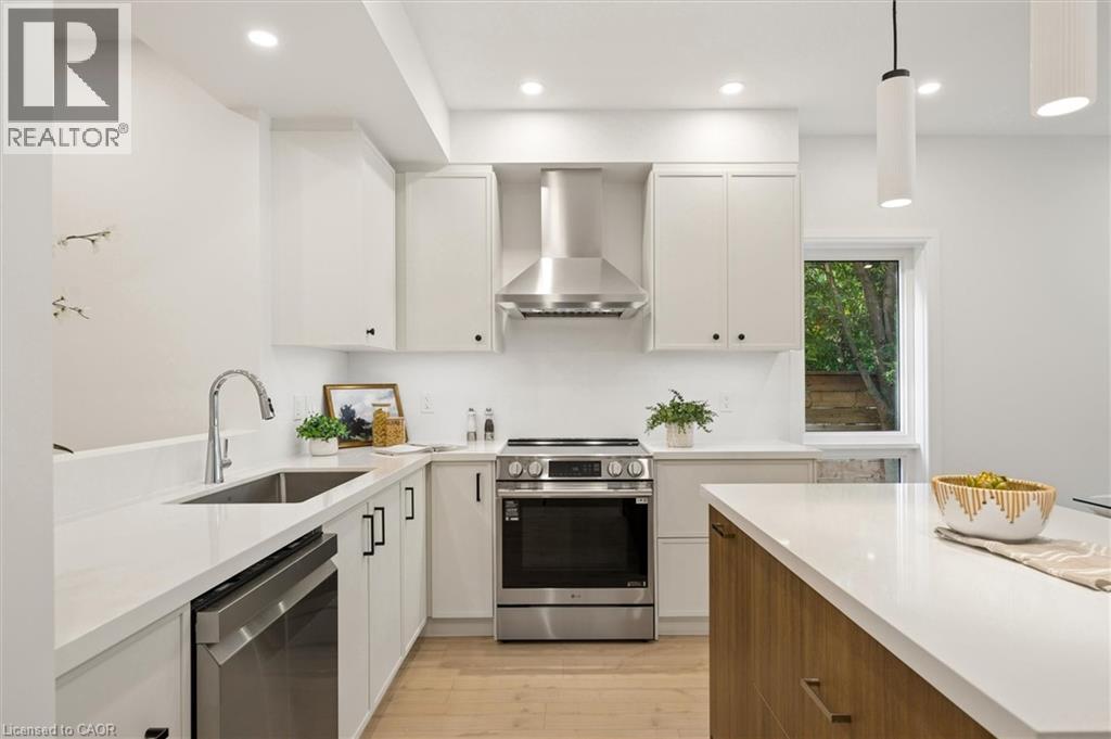 82 Chalmers Street N Property Photo 11