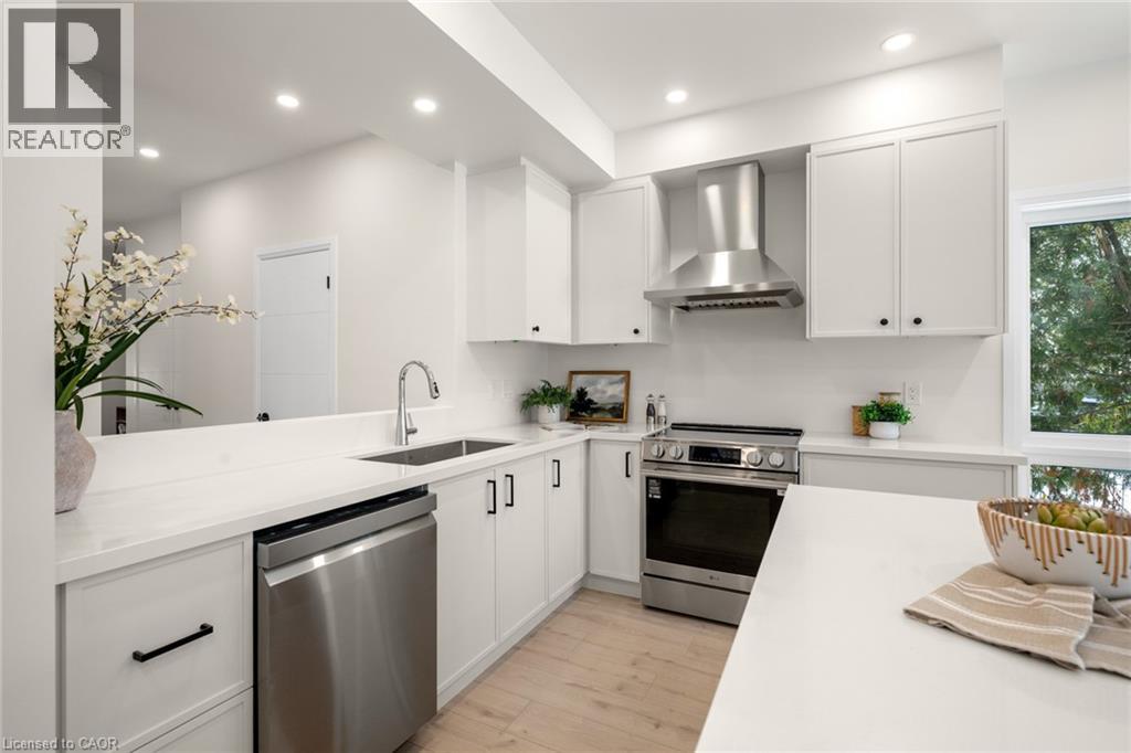 82 Chalmers Street N Property Photo 20