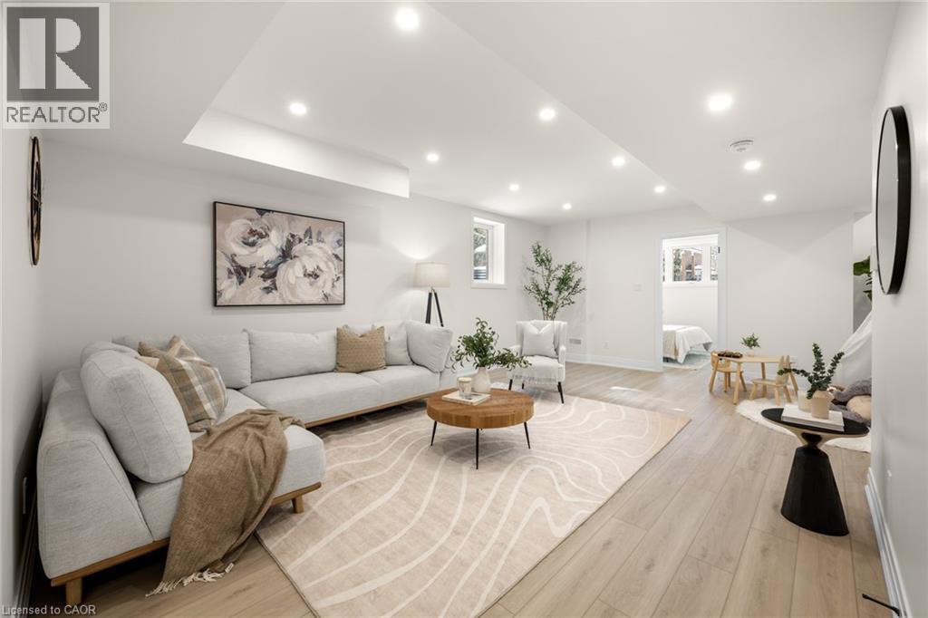 82 Chalmers Street N Property Photo 24