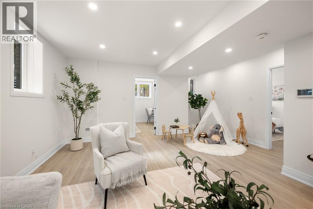 82 Chalmers Street N Property Photo 25