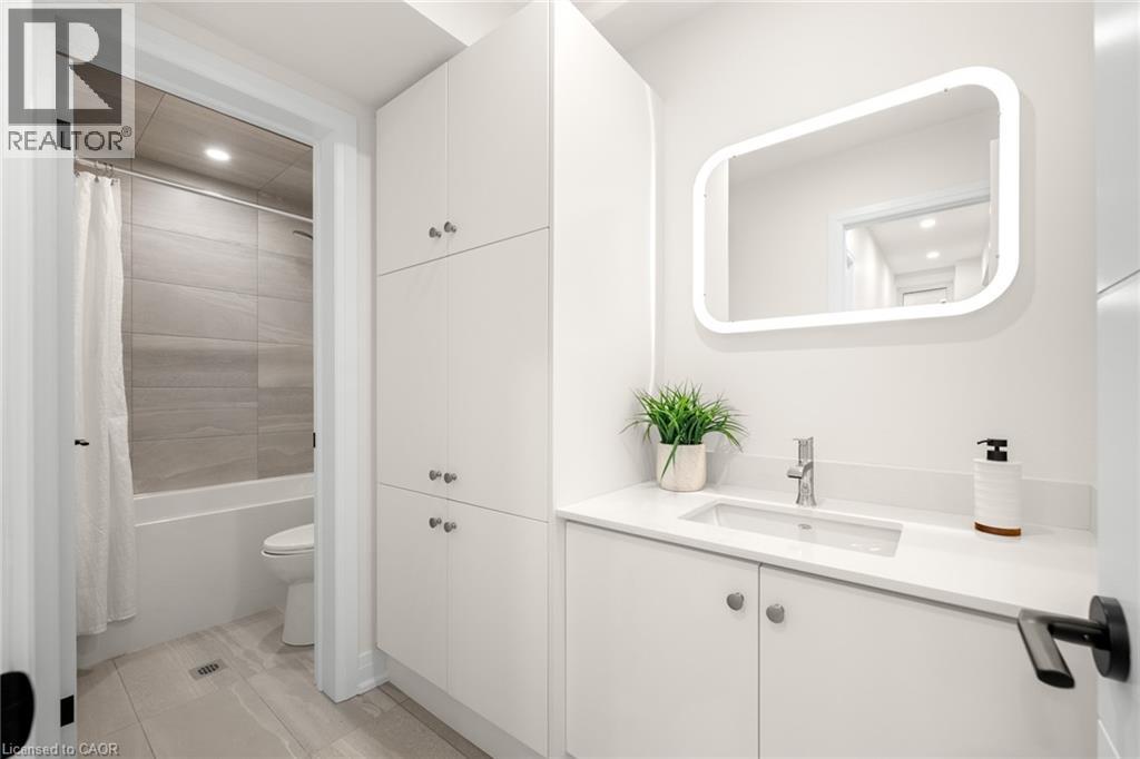 82 Chalmers Street N Property Photo 31