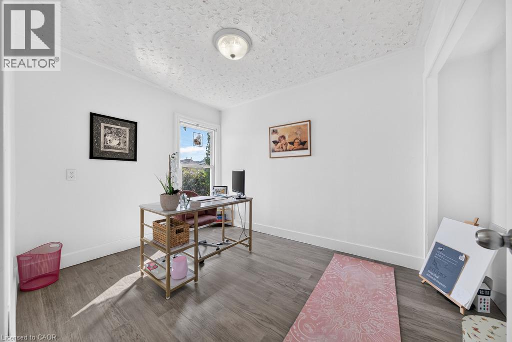 36 Sherman Avenue N Property Photo 18