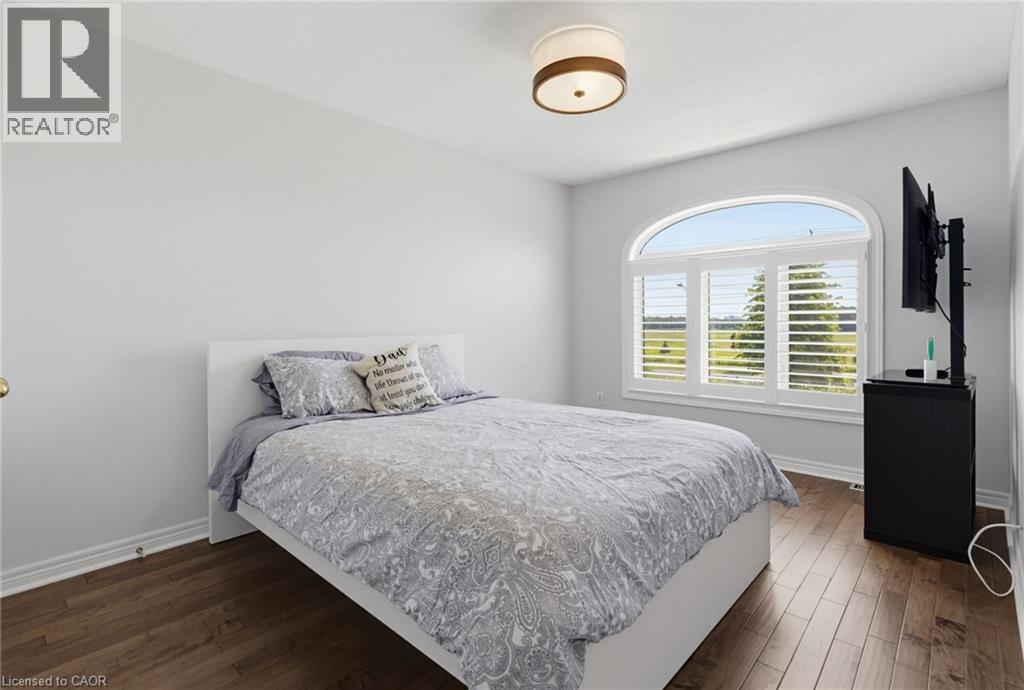 2092 English Crescent Property Photo 16