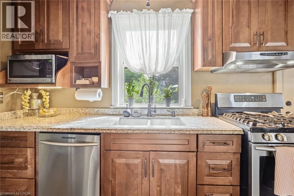 33 Tuxedo Avenue S Property Photo 6