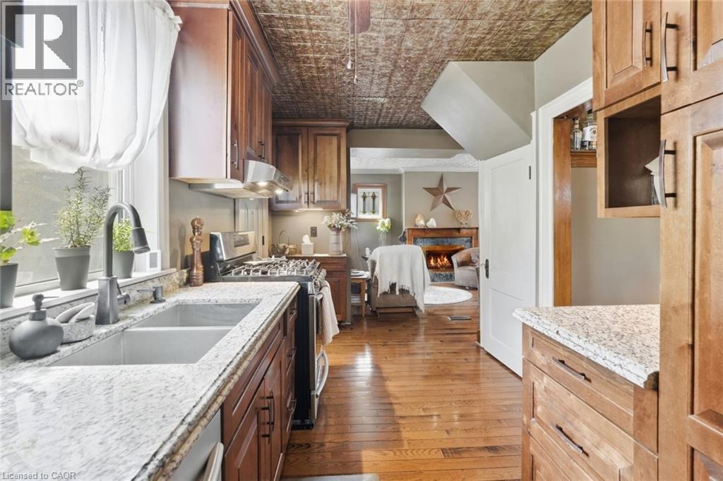 33 Tuxedo Avenue S Property Photo 7