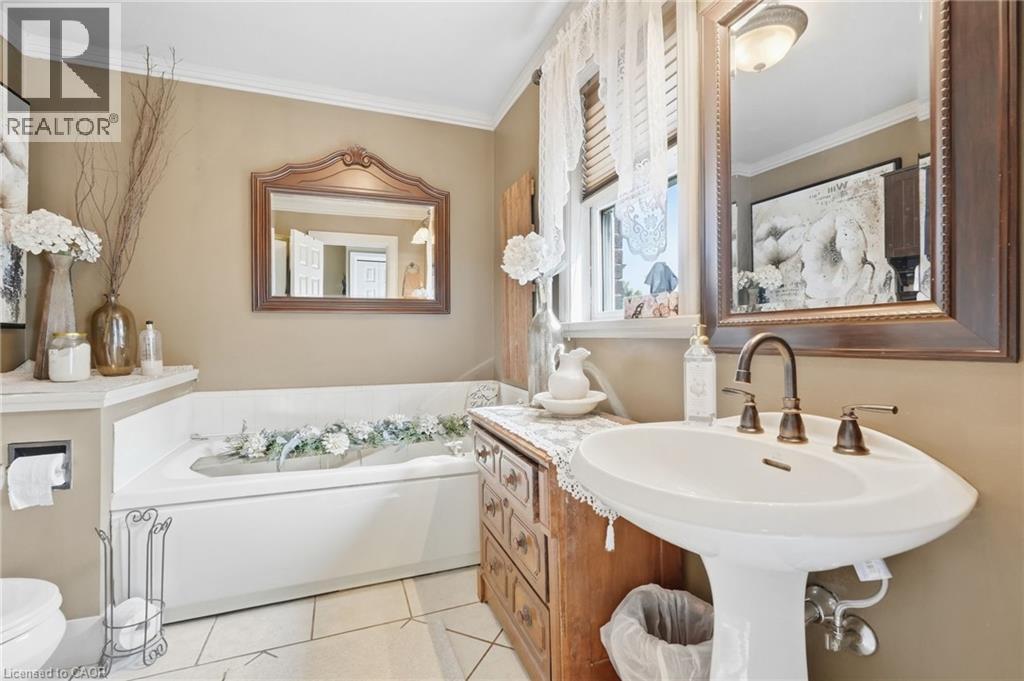 33 Tuxedo Avenue S Property Photo 10