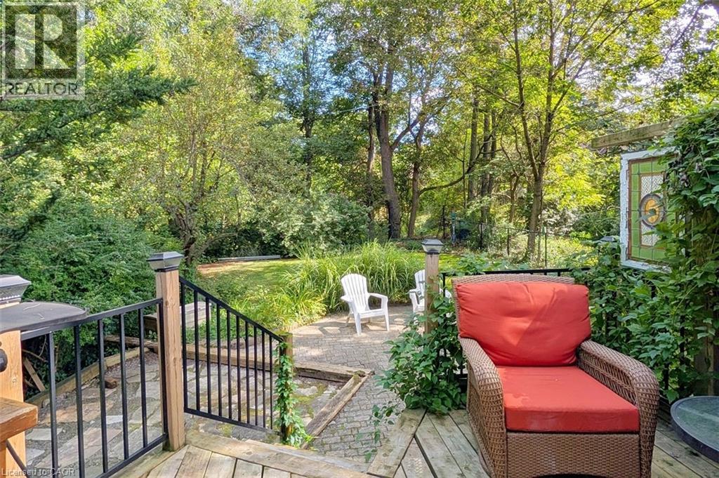 18 Forsyth Avenue N Property Photo 2