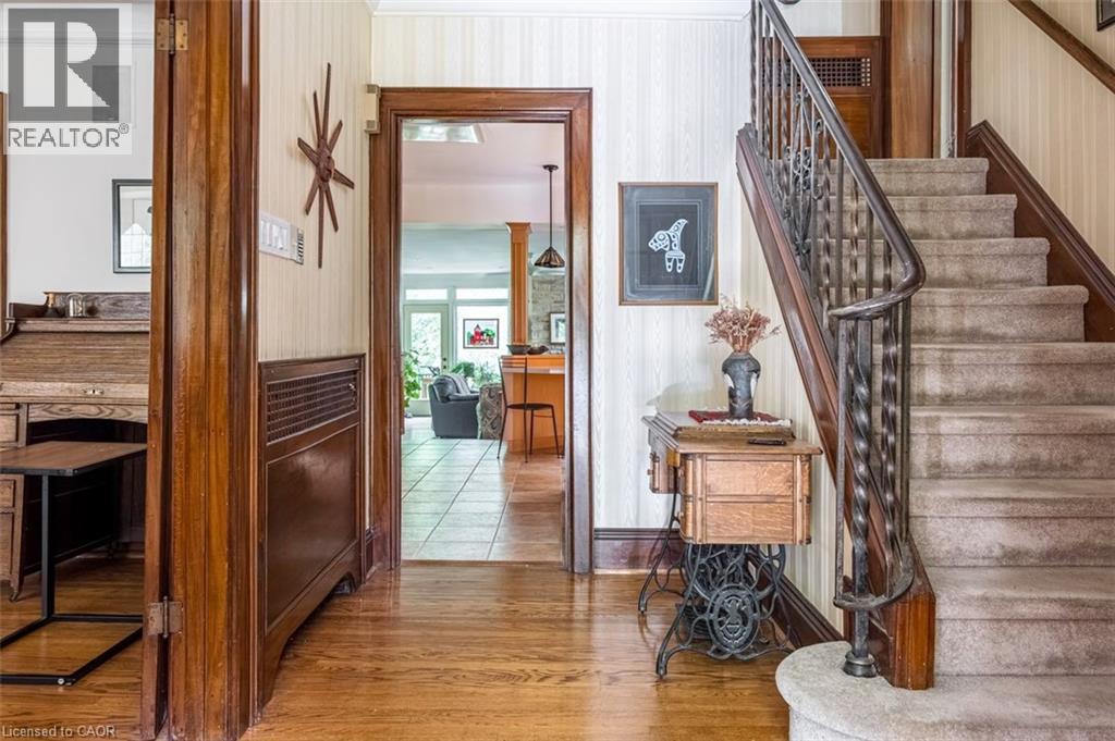 18 Forsyth Avenue N Property Photo 7