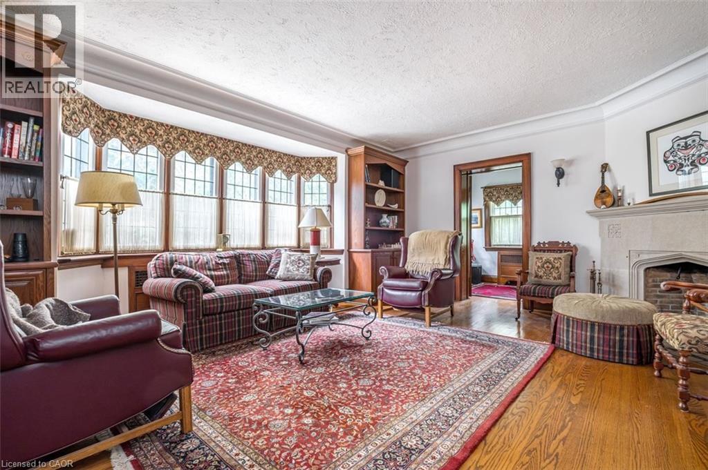 18 Forsyth Avenue N Property Photo 8