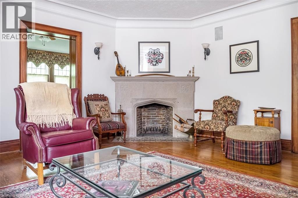 18 Forsyth Avenue N Property Photo 9