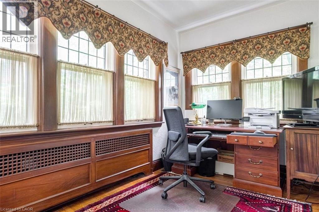 18 Forsyth Avenue N Property Photo 16
