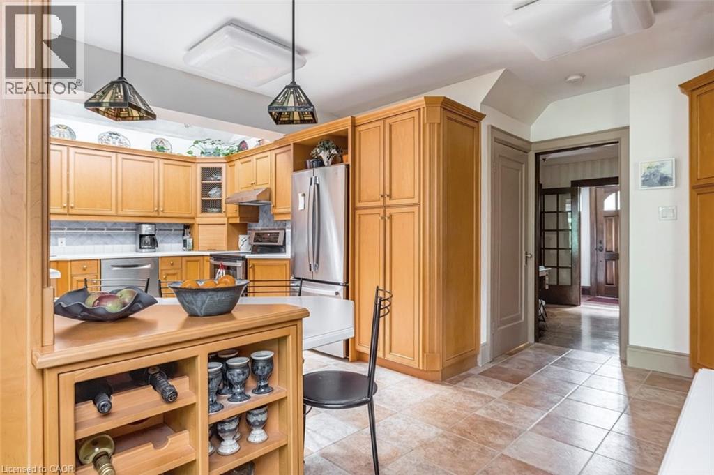 18 Forsyth Avenue N Property Photo 17