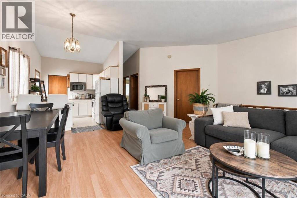 26 Renfrew Street E Property Photo 6