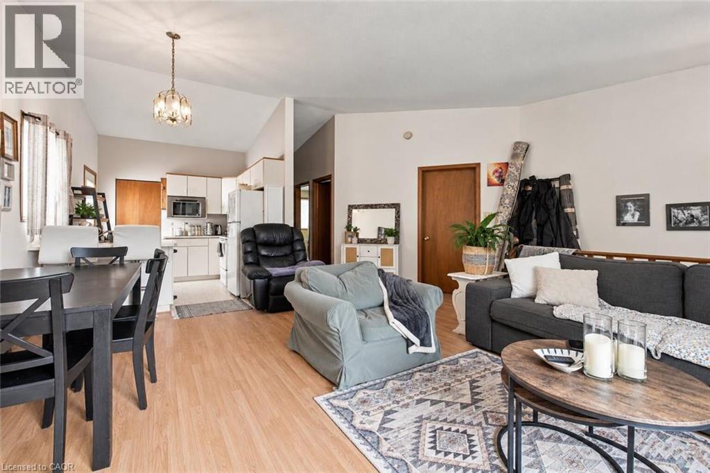 26 Renfrew Street E Property Photo 7