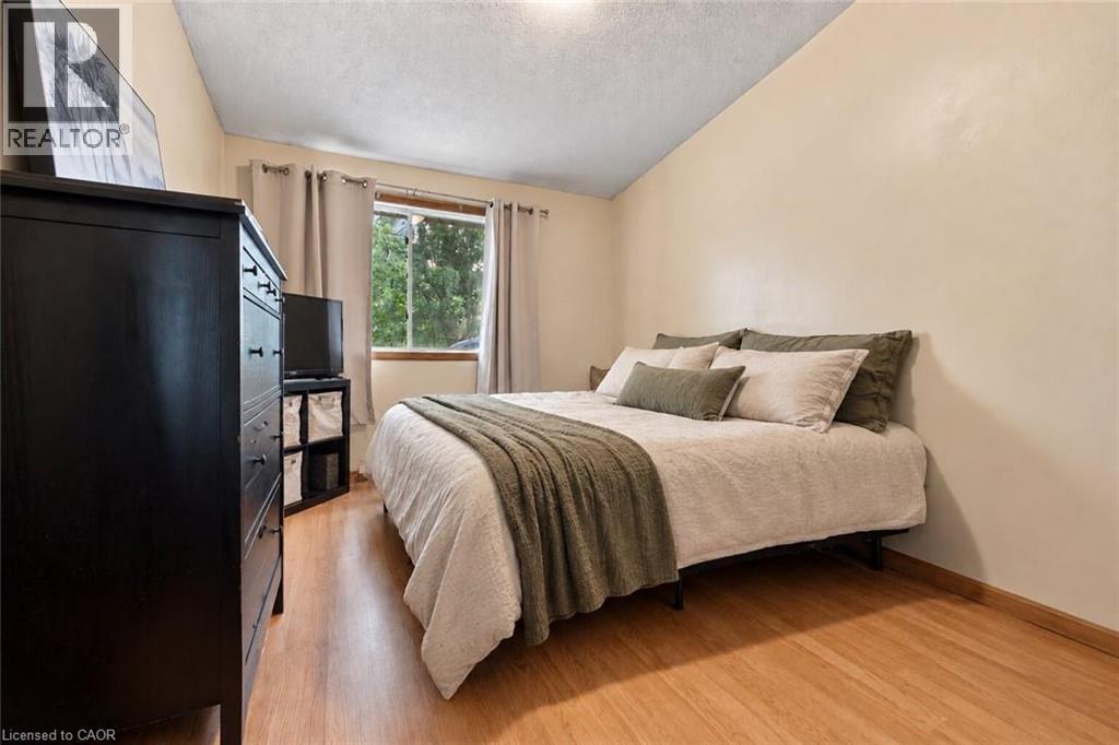 26 Renfrew Street E Property Photo 9