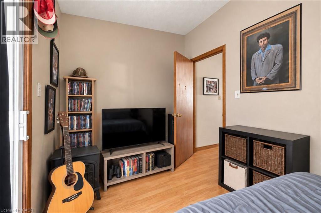 26 Renfrew Street E Property Photo 10