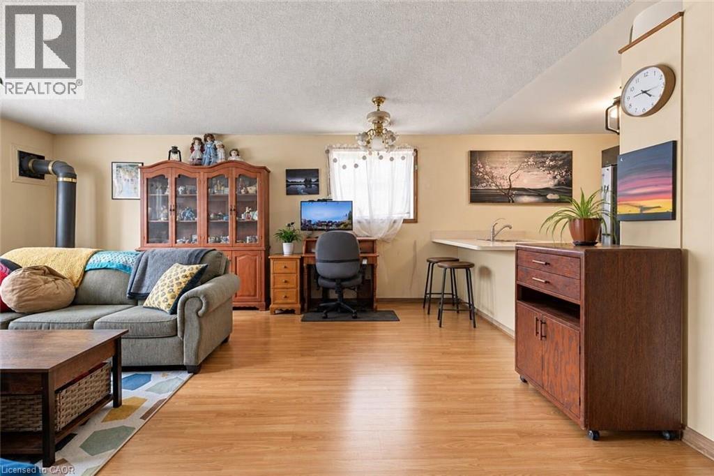26 Renfrew Street E Property Photo 15