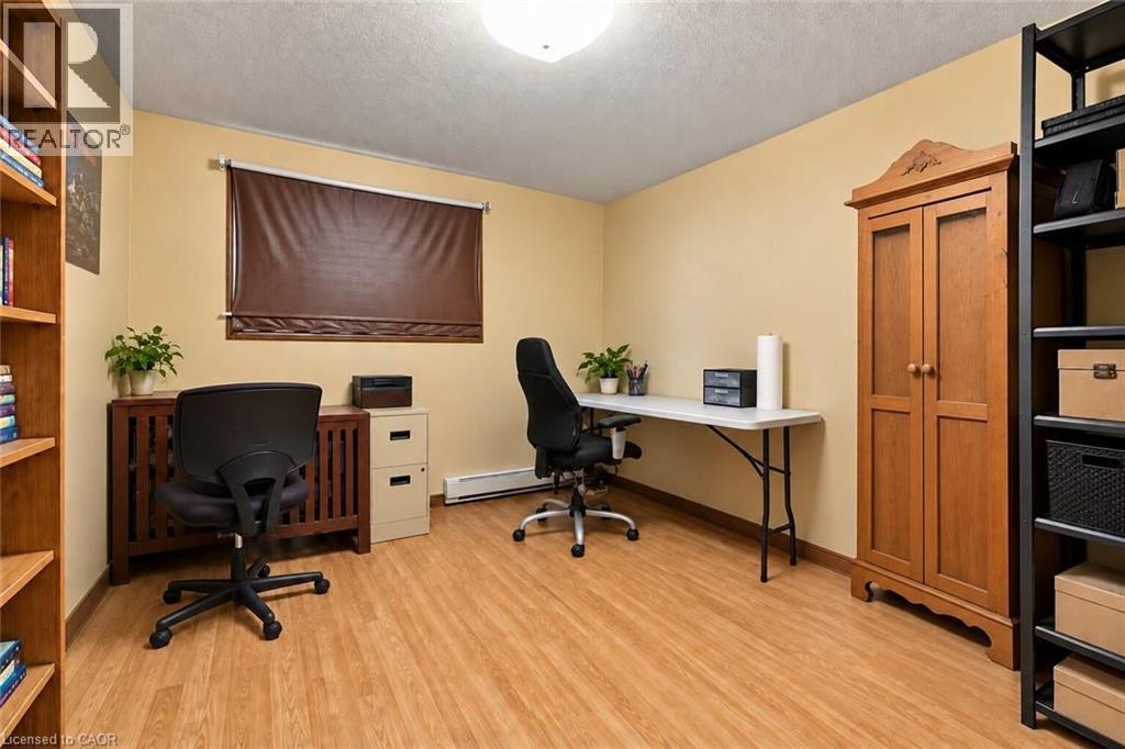 26 Renfrew Street E Property Photo 18