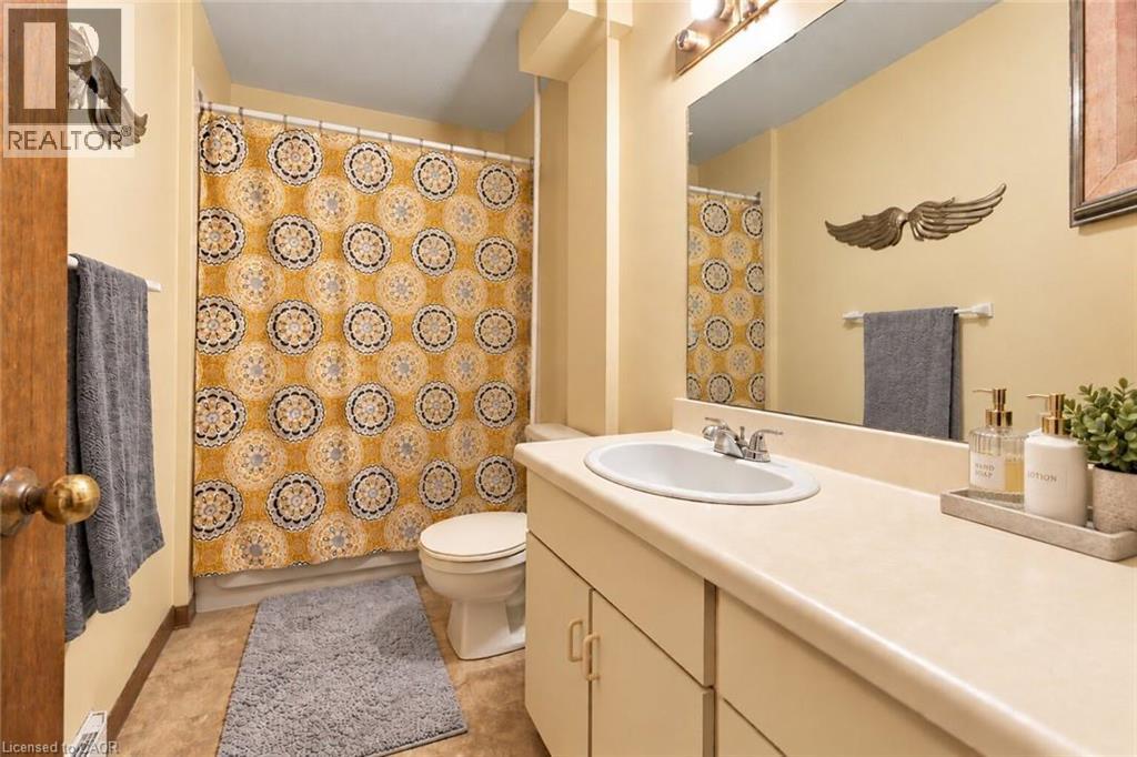 26 Renfrew Street E Property Photo 21