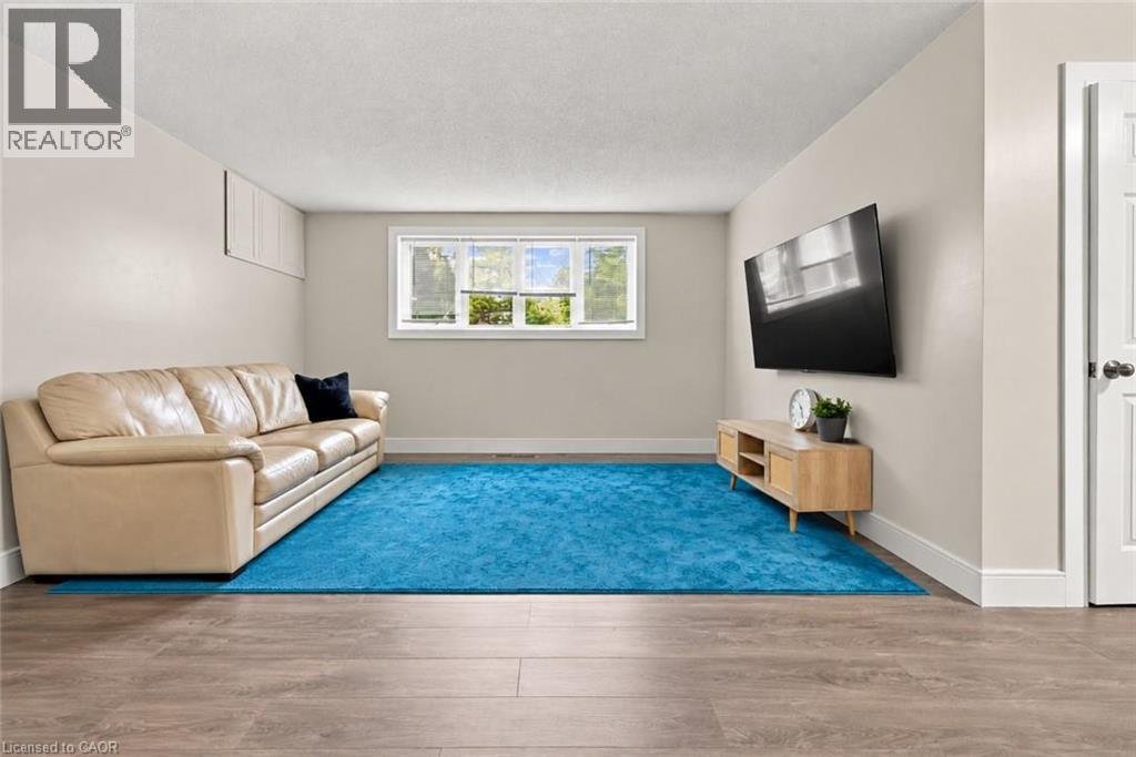 26 Renfrew Street E Property Photo 25