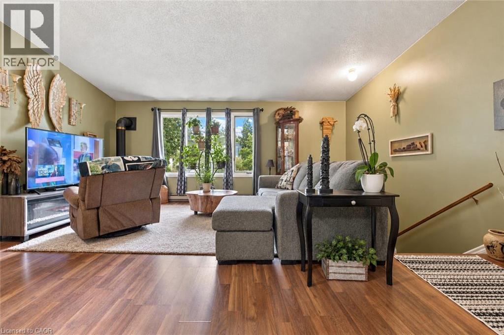 26 Renfrew Street E Property Photo 32