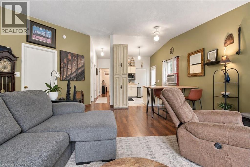 26 Renfrew Street E Property Photo 33