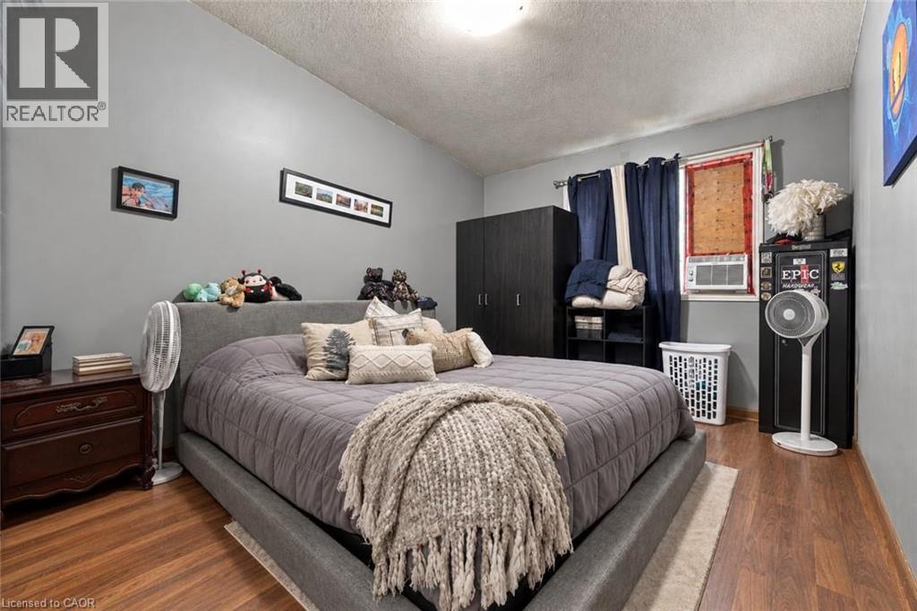26 Renfrew Street E Property Photo 37