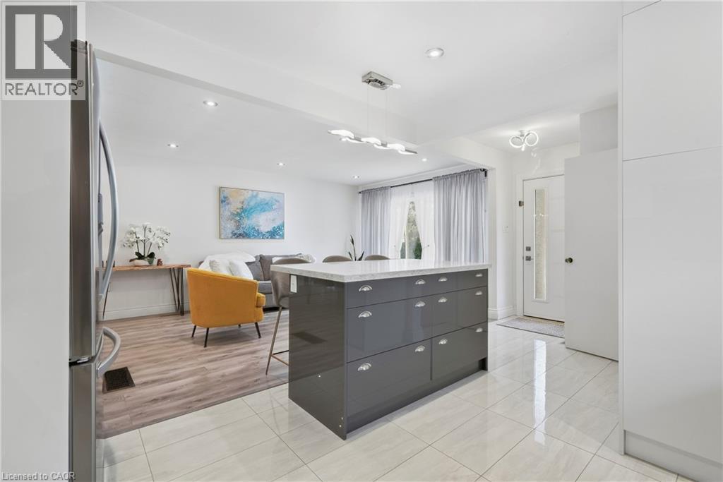 215 West 33rd Street Property Photo 8