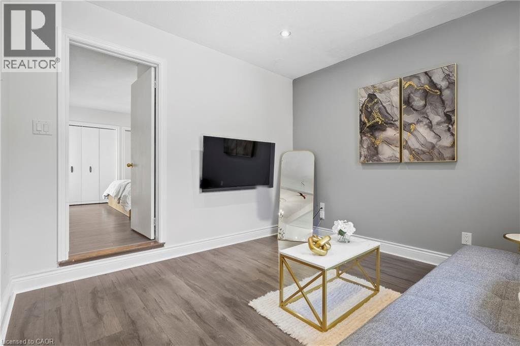 215 West 33rd Street Property Photo 16