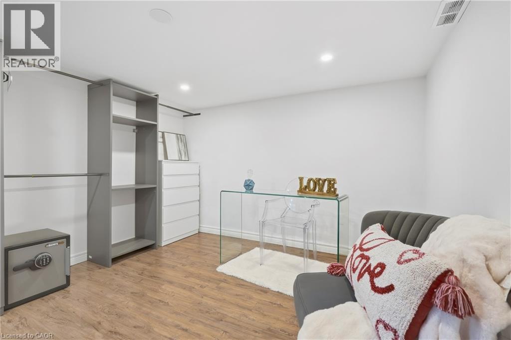 215 West 33rd Street Property Photo 40