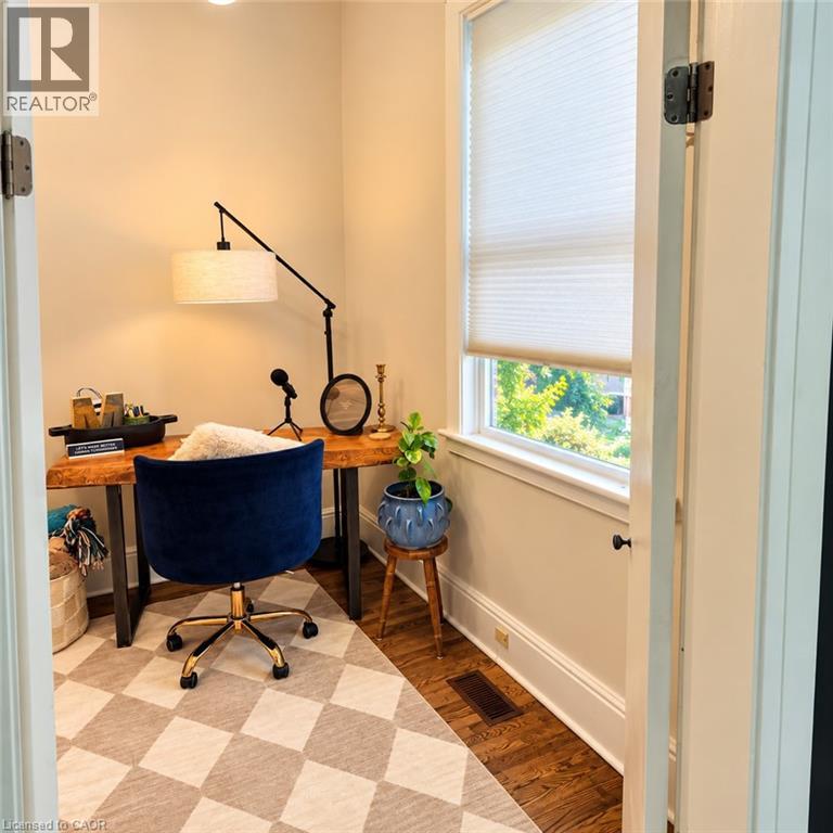 6 Dufferin Street Property Photo 10