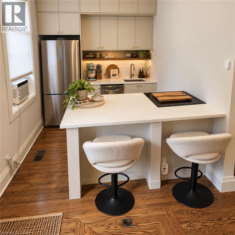 6 Dufferin Street Property Photo 18