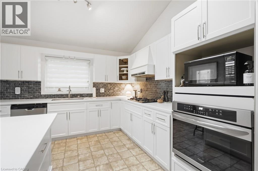 76 Madeira Crescent Property Photo 8