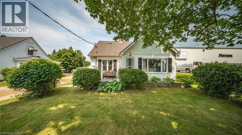 509 Queensway W Property Photo 2
