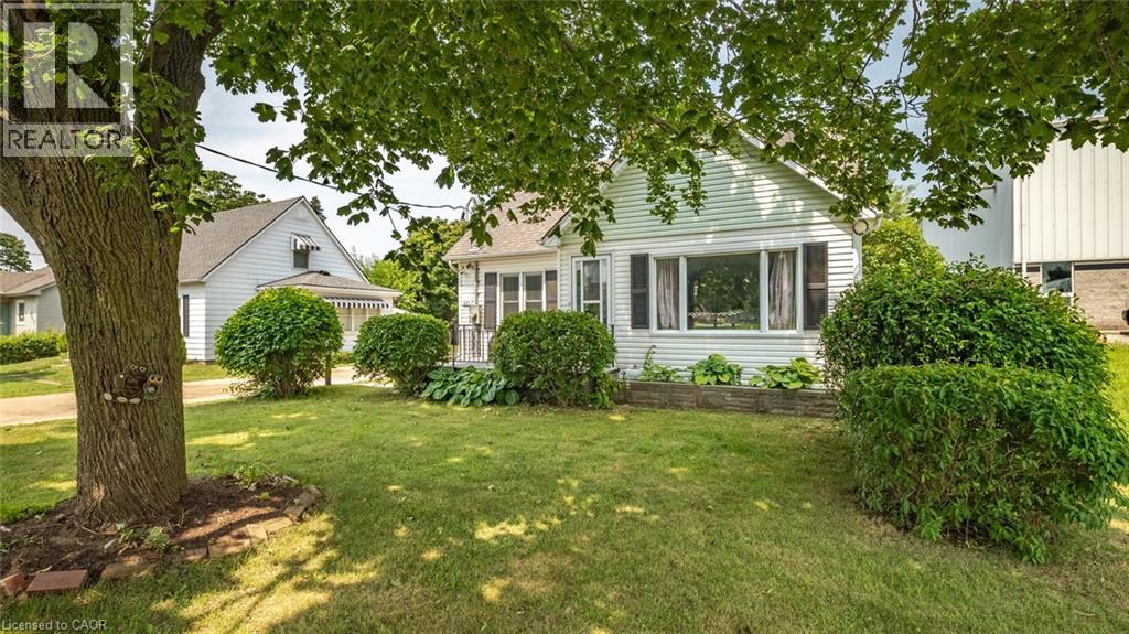 509 Queensway W Property Photo 3
