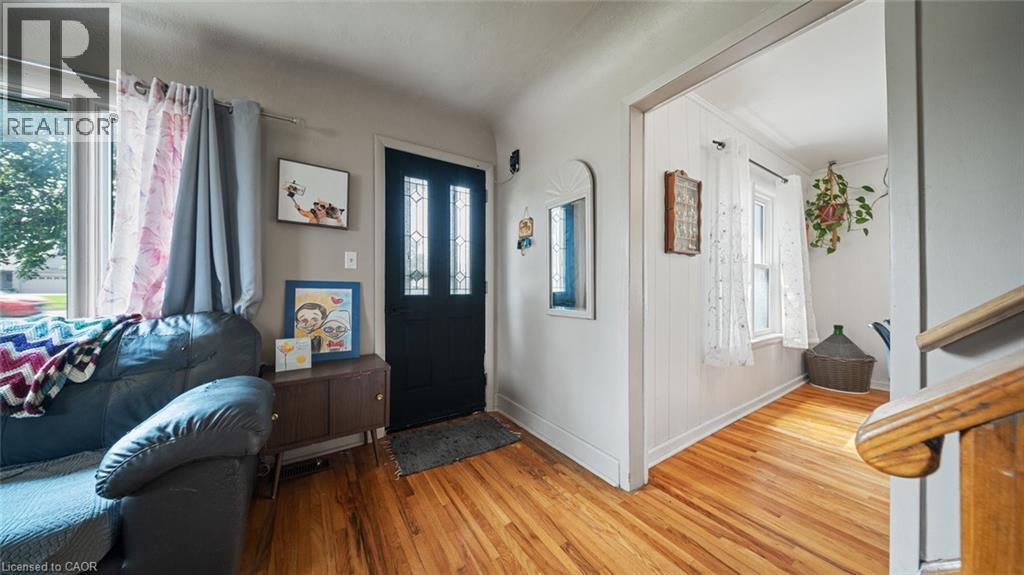 509 Queensway W Property Photo 6