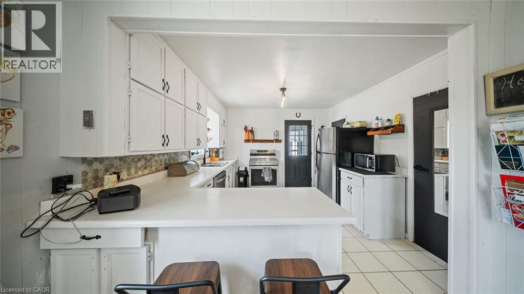 509 Queensway W Property Photo 11