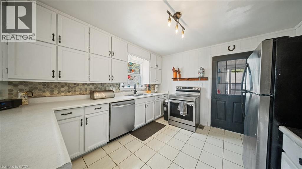 509 Queensway W Property Photo 12