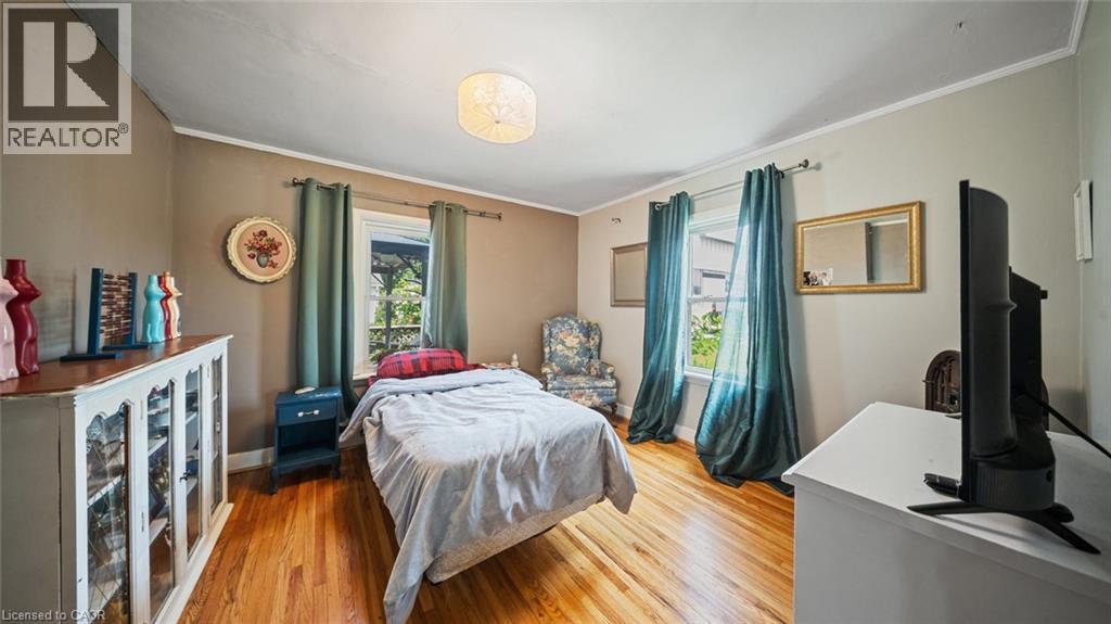 509 Queensway W Property Photo 17