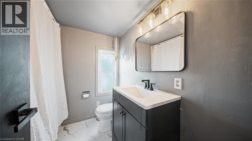 509 Queensway W Property Photo 18